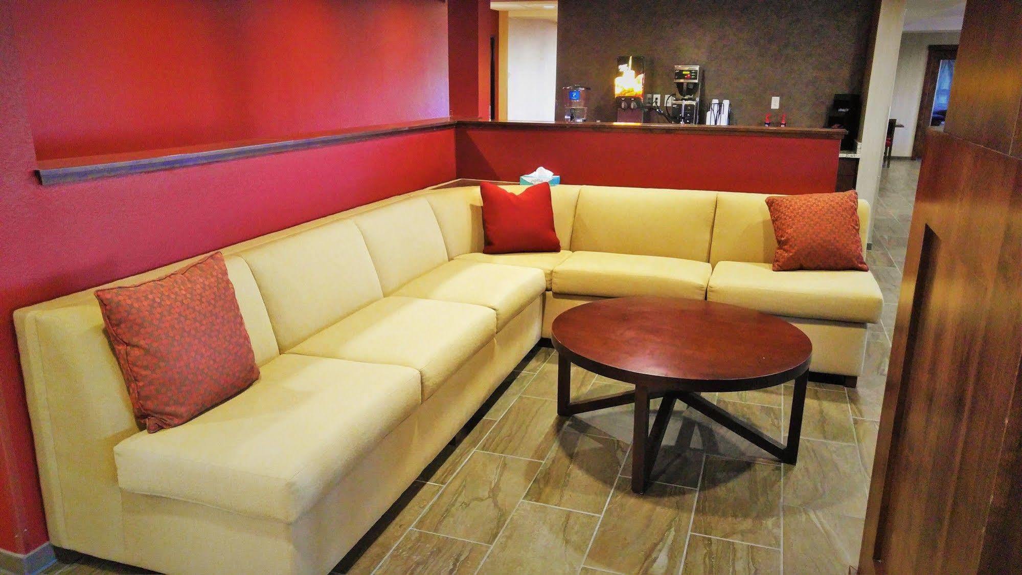Inn At Hunters Run Watford City Экстерьер фото